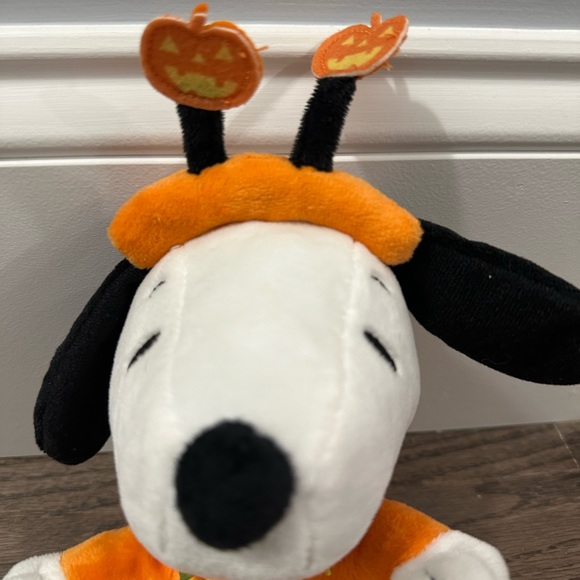 Hallmark Snoopy Peanuts Halloween 7” Snoopy Plush Stuffed Orange Pumpkin Costume - Picture 2 of 7